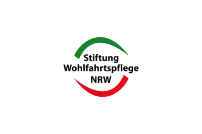 Das Logo der &quot;Stiftung Wohlfahrtspflege NRW&quot;, ein grün-roter Kreis mit einer geschwungenen Linie, steht mittig auf weißem Grund.
